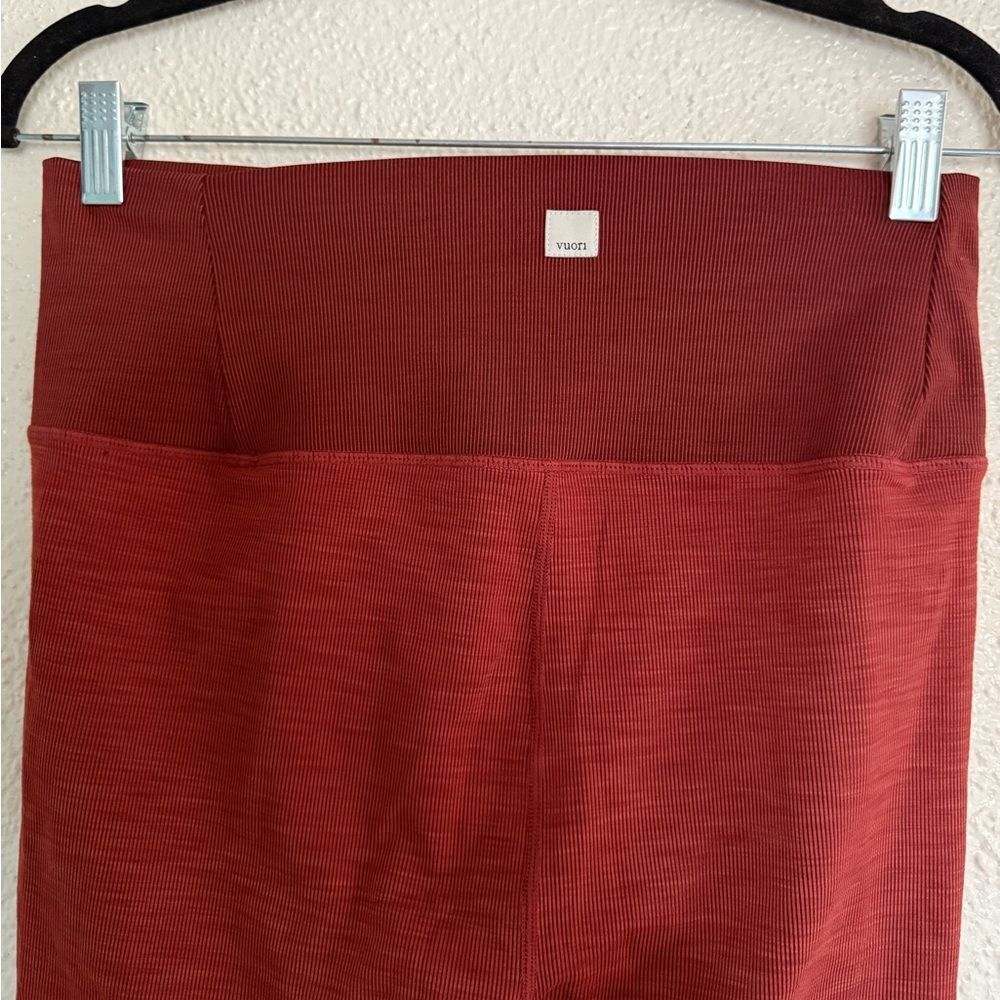 Vuori Lux Rib Studio Leggings Currant Heather burnt red color size large - Picture 5 of 13